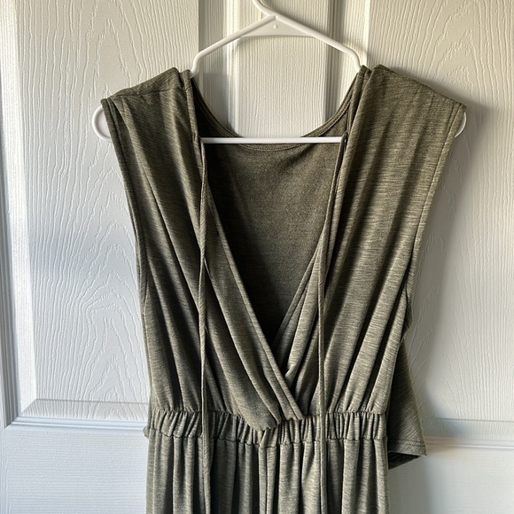 Green jumpsuit - Picture 4 of 5